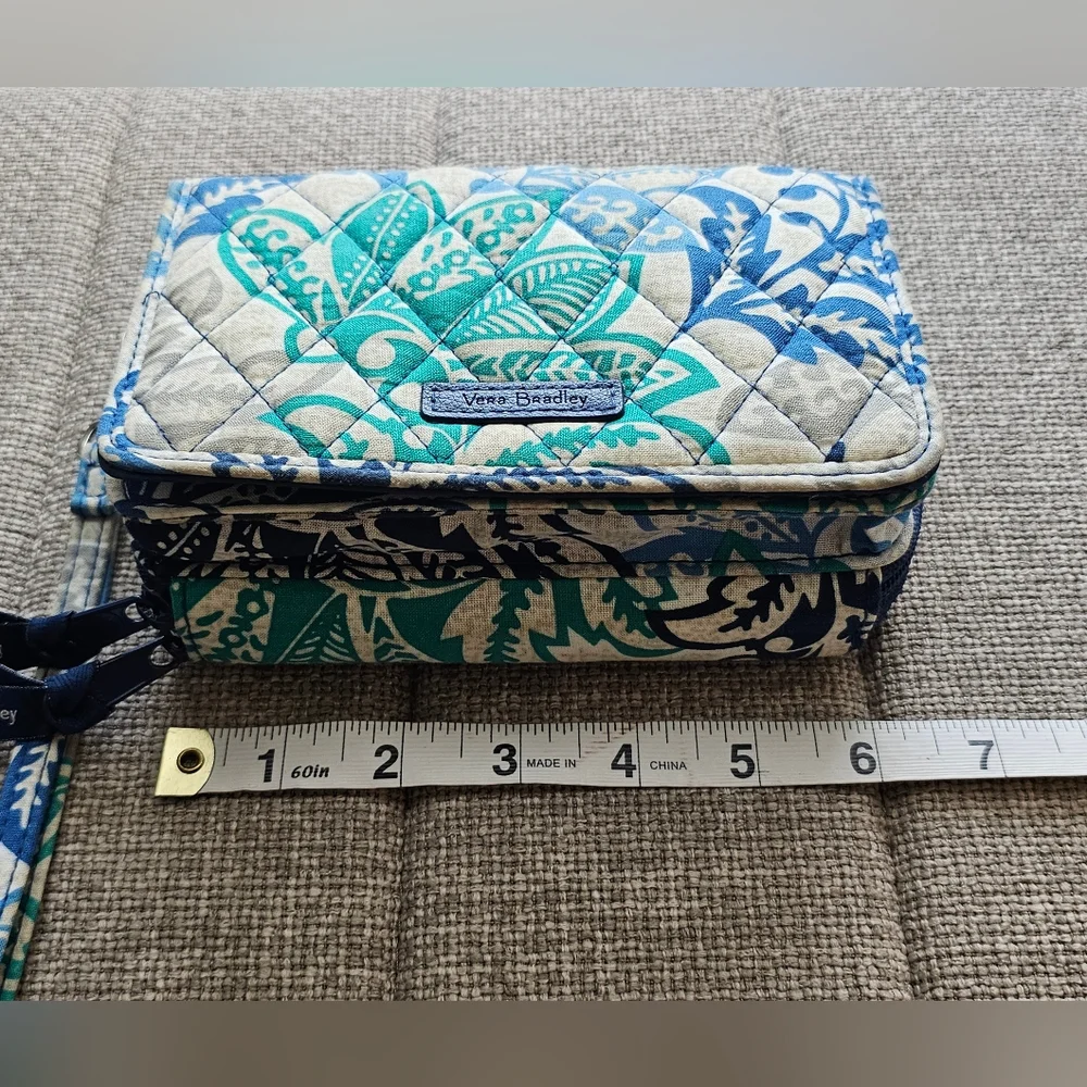 Vera Bradley Crossbody/Wristlet w/removable straps, GUC - Picture 2 of 11